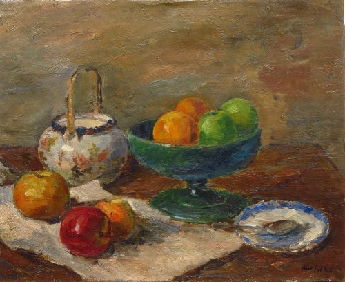 August Kutterer - Stilleben auf braunem Holztisch mit Teekanne, Fruchtschale mit Früchten, Teller mit Löffel und Früchten auf kleinem Tuch