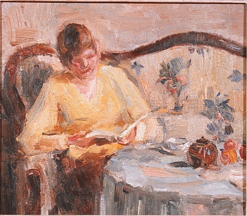 August Kutterer - Junge Frau auf einem Sofa am Tisch sitzend und lesend
