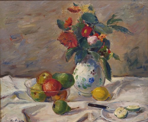 August Kutterer - Stilleben mit Blumenvase, Obstschale mit Äpfeln und Birnen, Zitrone und Birne auf dem Tisch und einem Teller mit aufgeschnittenem Apfel und Messer auf einer Tischdecke