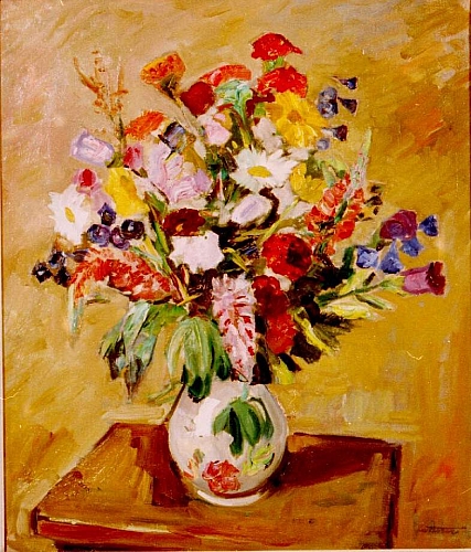 August Kutterer - Stilleben mit bemalte Vase mit Gartenblumen auf einem Holztisch
