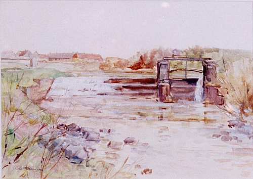 August Kutterer - Flusslauf mit kleinem Wehr zwischen Wiesen und Feldern mit Häusern im Hintergrund