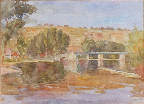 August Kutterer - Flusslauf mit Steinbrücke, Felder an Hügel im Hintergrund