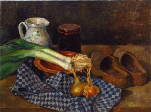 August Kutterer - Stilleben mit Lauch auf Tisch mit Geschirrtuch, Zwiebeln, Krug und Glas