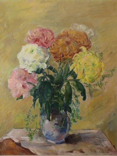 August Kutterer - Stilleben mit Vase gefüllt mit Chrysanthemen auf Tisch mit Tuch  